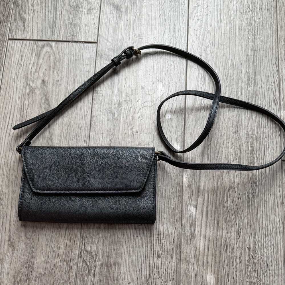 Universal thread black purse